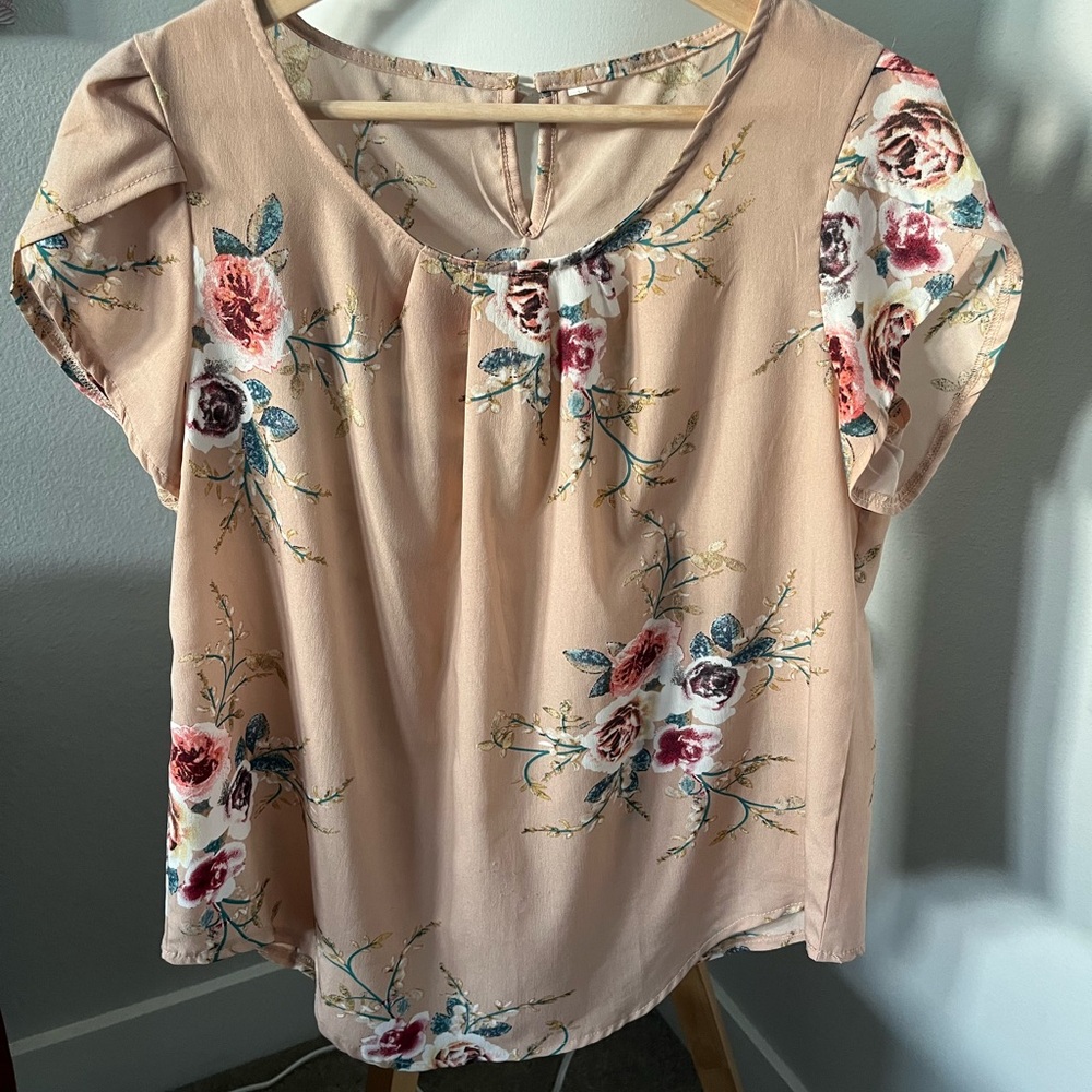 Floral Short-Sleeve Blouse in Tan/Cream